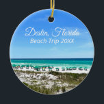 Destin Florida Beach Urlaub Weihnachten halten Keramik Ornament<br><div class="desc">Dieses wunderschöne Destin Florida Strandurlaub bewahrt den Weihnachtsschmuck mit den hübschen blauen, grünen Ozeangewässern von Sandestin entlang der Küste. Hübsche aquamarine und blaue Sonnenschirme stehen direkt am Meer vor dem Meeresgras. Liebliche weiße Kursivschrift für meine Lieblingsstadt am Meer entlang der smaragdgrünen Küste. Passen Sie sich mit Ihrem Reisejahr für ein...</div>