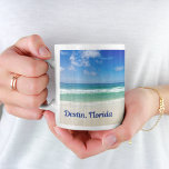 Destin Florida Beautiful Beach Monogram Ocean Kaffeetasse<br><div class="desc">Ein schönes Strandfoto,  aufgenommen in der idealen Feriendestination Destin,  Florida. Das wunderschöne grüne Wasser von Sandestin spült bis zum Sandstrand unter dem ruhigen blauen Himmel,  um das perfekte landschaftliche Foto für einen Urlaub zu machen.</div>