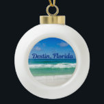 Destin Florida Blue Beach Ocean Waves Foto Keramik Kugel-Ornament<br><div class="desc">Ein schönes Strandfoto,  aufgenommen im idealen Urlaubsziel von Destin,  Florida. Das wunderschöne grüne Wasser von Sandestin spült bis zum sandigen Ufer unter dem ruhigen blauen Himmel,  um das perfekte landschaftliche Foto für einen Urlaub zu machen. Gedenken Sie Ihren tropischen Urlaub mit diesem schönen Geschenk.</div>