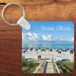 Destin Florida Hübsch Beach Fotografie Souvenir Schlüsselanhänger<br><div class="desc">Dieser hübsche Schlüsselanhänger des Destin Florida Beach besticht durch die wunderschönen weißen Wolken,  die über dem blauen Ozean schweben. Niedliche Sonnenschirme und Strandpromenade an der Küste,  gesäumt von Gras und Sand. Ein wunderschönes smaragdgrünes Küstengeschenk für einen Floridier,  der im Sommer an der Küste Lieben.</div>