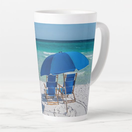 Destin Florida Stühle und Regenschirm Latte Tasse (Rechte Ecke)