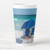 Destin Florida Stühle und Regenschirm Latte Tasse (Vorderseite)