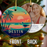 Destin Florida Vintag Seagull Sunset Souvenirs Keramik Ornament<br><div class="desc">Destin Beach Florida Vintag Seagull Retro Palmen 60er Souvenirs. Sonnenuntergang Design mit Ihrem Lieblings-Florida Strand und Meer, geeignet für Florida Beach Towns Liebhaber vor allem diejenigen, die Liebe Destin Beach. - Ein Foto auf der Rückseite mit der leicht zu bedienenden Vorlage anbringen. - Sie können diese Vorlage anpassen und ändern,...</div>