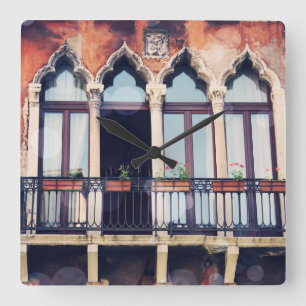 Destinations   Rustic Venice Building Quadratische Wanduhr