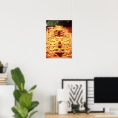 Detail aus einer Tempelmauer mit Poster (Heimbüro)