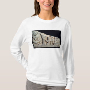 Detail des Entlastungsfrieses darstellend gesetzt T-Shirt