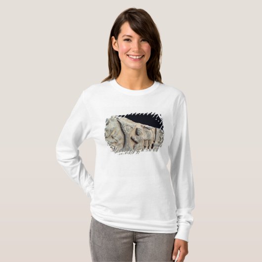 Detail des Entlastungsfrieses darstellend gesetzt T-Shirt (Vorne ganz)