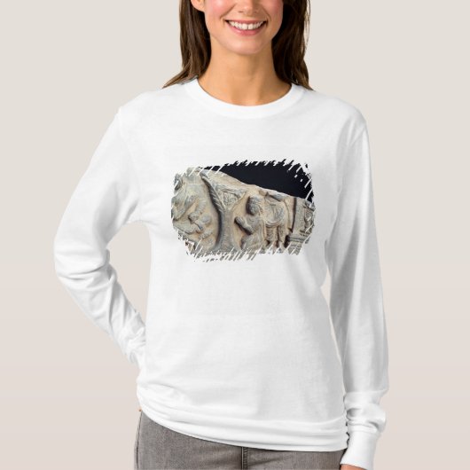 Detail des Entlastungsfrieses darstellend gesetzt T-Shirt (Vorderseite)