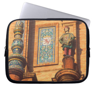 Detail einer Keramikstatue auf der Plaza de Espana Laptopschutzhülle