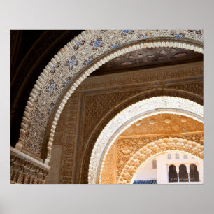 Detail einer Reihe verzierter Torbögen des Alham Poster