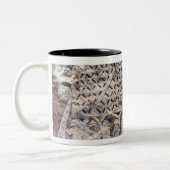 Detail eines Bildsteins, der Viking darstellt Zweifarbige Tasse (Links)