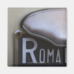 Detail eines Rom-Nummernschildes auf einem kleinen Magnet