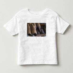 Detail von staubigen Flaschen auf Latten auf Holz Kleinkind T-shirt