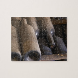 Detail von staubigen Flaschen auf Latten auf Holz Puzzle