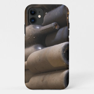 Detail von staubigen Flaschen sur lattes auf Holz iPhone 11 Hülle