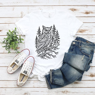 Detaillierte gehörnte Eule in Kiefernwald-Linienku T-Shirt
