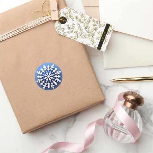 Detailliertes weißes Schneeflockendesign Runder Aufkleber (Schenken)