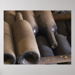 Details der staubigen Flaschen auf Latten auf Holz Poster