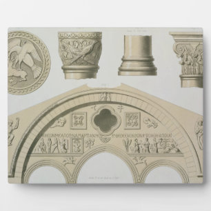 Details eines Skulpturenbogens und Säulen aus St. Fotoplatte