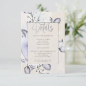 Details: Rustikales Lilac und Alabaster Peony Flor Einladung (Stehend Vorderseite)