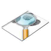 Detektiv-Anhaltspunkt-Entdeckungs-Finger nimmt von Notizblock (Linke Seite)