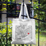 Detroit Liebe Locator | City Map Wedding Welcome Tragetasche<br><div class="desc">Eine lustige Tasche für eine Hochzeit oder andere Anlässe in der schönen Stadt Detroit, Michigan. In dieser Tasche befindet sich eine übergeordnete Stadtkarte des Stadtzentrums in einem schwarzen Rahmen. An der Spitze befindet sich ein kurzer Begrüßungsgruß und der Name der Stadt. Auf der unteren Seite befinden sich die Längen- und...</div>