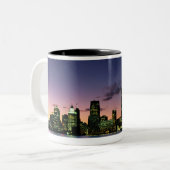Detroit-Skyline an Dämmerung 2 Zweifarbige Tasse (Vorderseite Links)