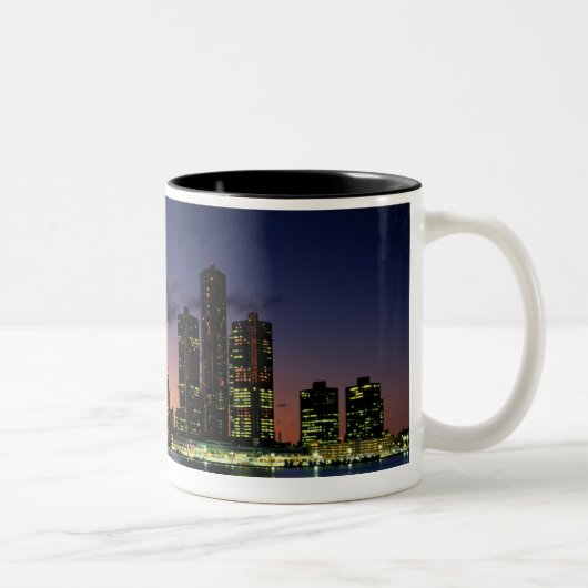 Detroit-Skyline an Dämmerung 2 Zweifarbige Tasse (Rechts)