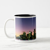 Detroit-Skyline an Dämmerung 2 Zweifarbige Tasse (Links)