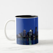 Detroit-Skyline nachts Zweifarbige Tasse (Links)
