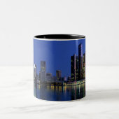 Detroit-Skyline nachts Zweifarbige Tasse (Mittel)