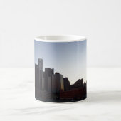 DetroitSkyline an der Dämmerungs-Tasse Kaffeetasse (Mittel)