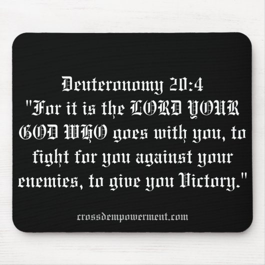 Deuteronomie 20:4 auf einem Mousepad zitiert. (Vorne)