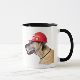 Deutsche Dogge, die einen roten Bausturzhelm träg Tasse
