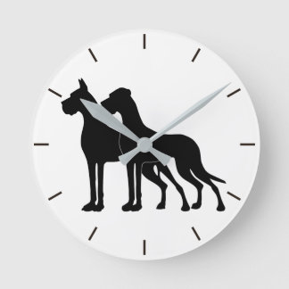 Deutsche Dogge kupiert Wanduhr schwarzweiß