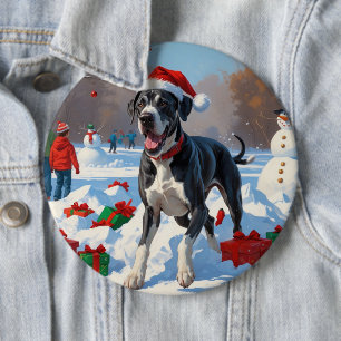 Deutsche Dogge läuft im Schnee mit Weihnachtsmütze Button