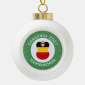 Deutsche Engel-Weihnachtsfahne Personalisiert Keramik Kugel-Ornament (Vorderseite)