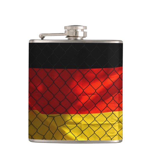 Deutsche Flagge hinter Kettenverbindungszaun Flachmann (Vorderseite)