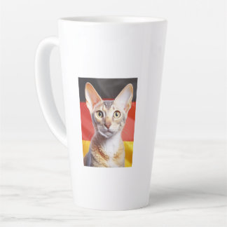 Deutsche Rex-Katze Deutsche Flagge im Hintergrund Milchtasse