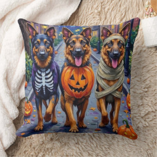Deutsche Schäferhunde beim Halloween-Süßigkeiten-S Kissen