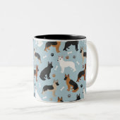 Deutsche Schäferknochen und Paws Zwei-Tone-Tasse Zweifarbige Tasse (VorderseiteRechts)