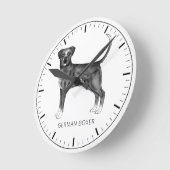 Deutscher Boxerhund in Schwarzweiß & benutzerdefin Runde Wanduhr (Winkel)
