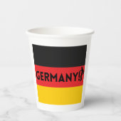 Deutscher Fußballspieler, der Punkt als Ball verwe Pappbecher (Vorderseite)