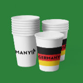 Deutscher Fußballspieler, der Punkt als Ball verwe Pappbecher