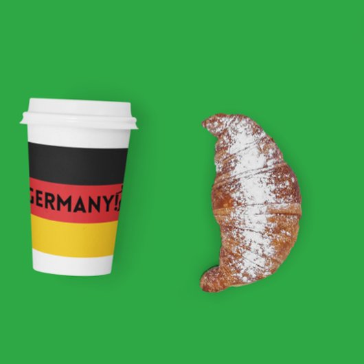 Deutscher Fußballspieler, der Punkt als Ball verwe Pappbecher