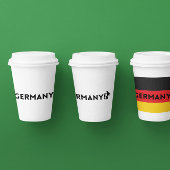 Deutscher Fußballspieler, der Punkt als Ball verwe Pappbecher