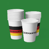 Deutscher Fußballspieler, der Punkt als Ball verwe Pappbecher