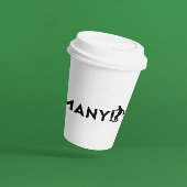 Deutscher Fußballspieler, der Punkt als Ball verwe Pappbecher