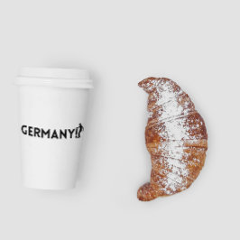 Deutscher Fußballspieler, der Punkt als Ball verwe Pappbecher