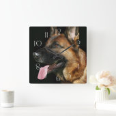 Deutscher Hirte auf schwarzem Hintergrund Quadratische Wanduhr (Zuhause)